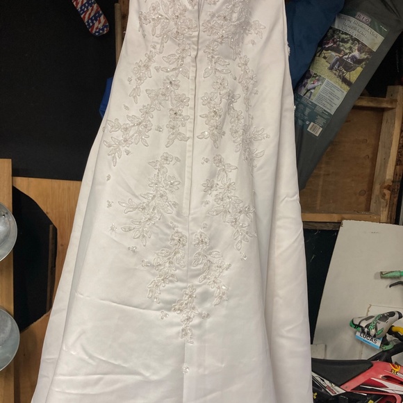 David bridal wedding dress - Picture 2 of 4